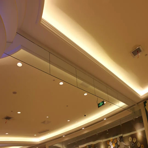 擋煙垂壁多少錢一平方米(圖1) 吊頂下安裝玻璃擋煙垂壁.jpg